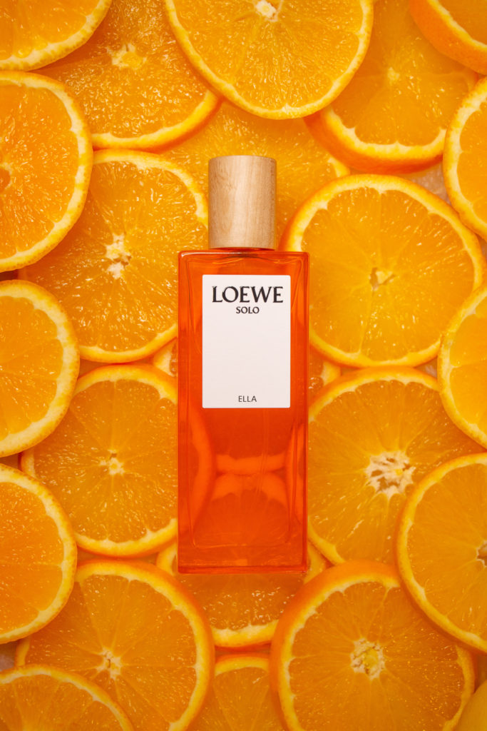 Loewe Solo Parfüm auf Orangen arrangiert.