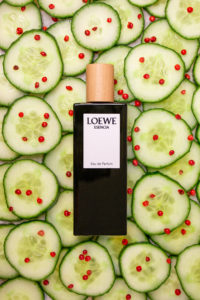 Loewe Esencia Parfüm auf Gurken und rotem Pfeffer arrangiert.
