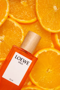 Loewe Solo Parfüm auf Orangen arrangiert.